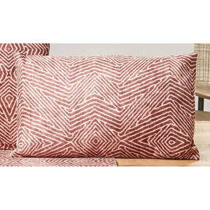 Cojin Estampado de Triangulos Rojo 30 X 50 cm